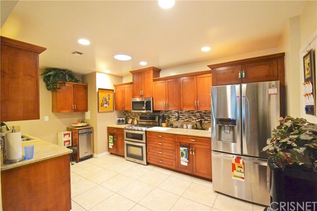 19509 Victory Boulevard, Reseda, CA 91335