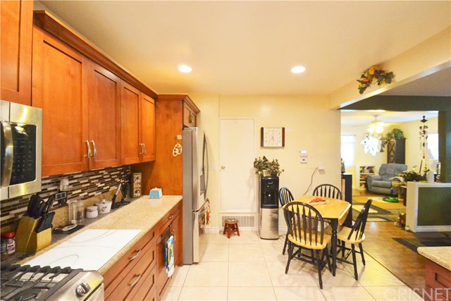 19509 Victory Boulevard, Reseda, CA 91335