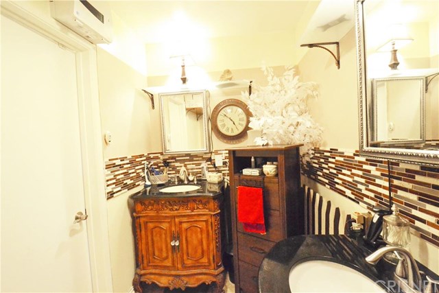 19509 Victory Boulevard, Reseda, CA 91335