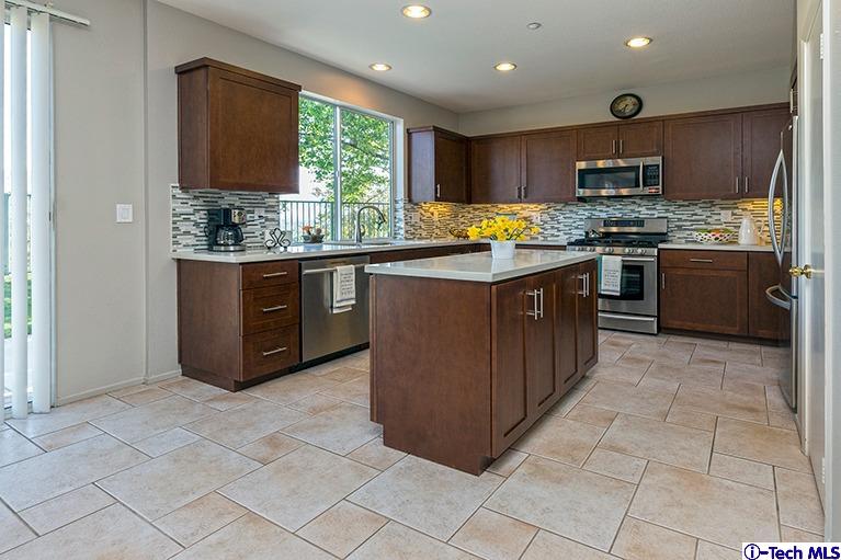 12118 Edgecliff Avenue, Sylmar, CA 91342
