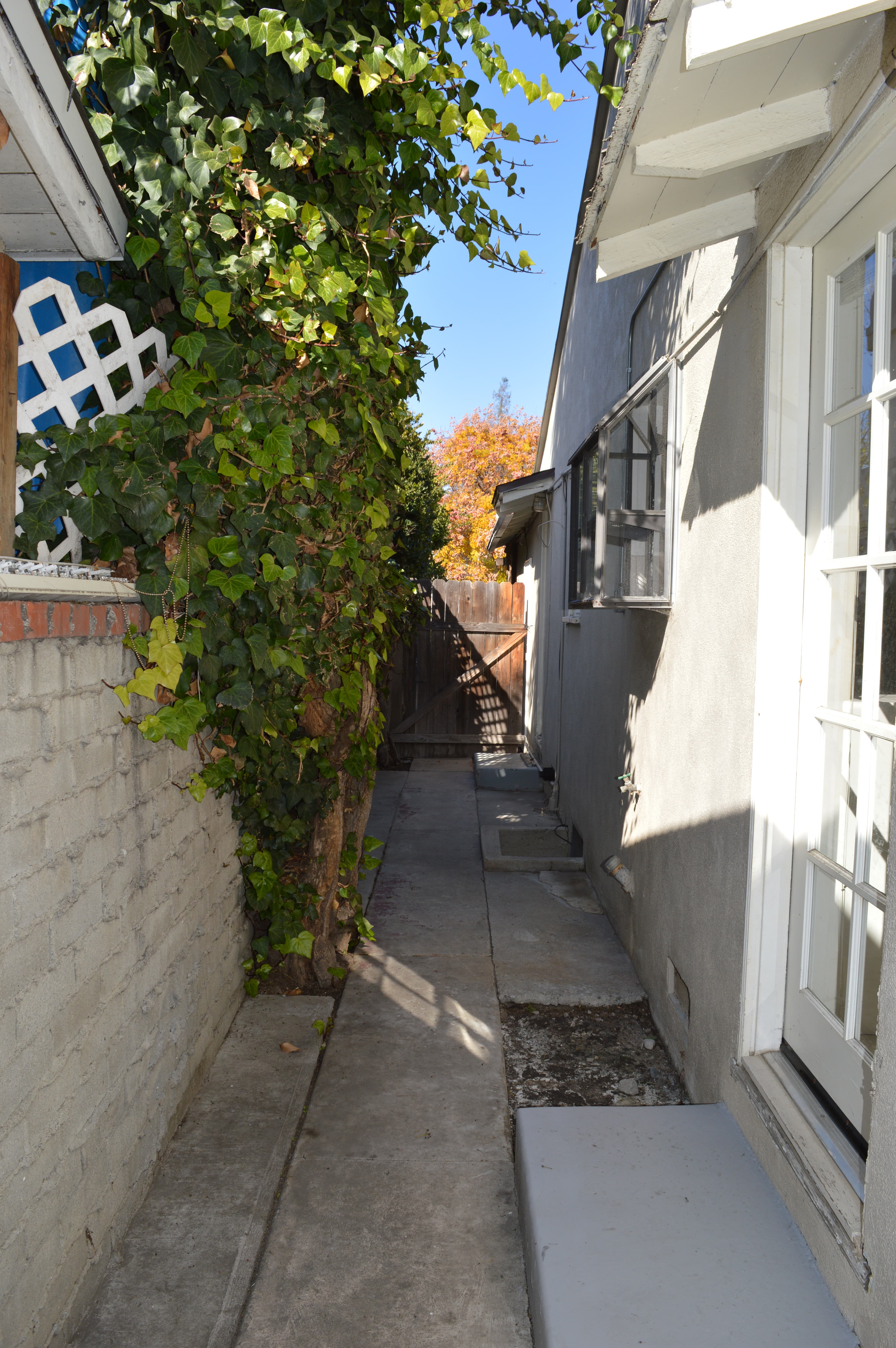 22850 Leonora Drive, Woodland Hills, United States 91367