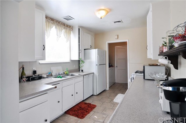 7811 Paso Robles Avenue, Lake Balboa, CA 91406
