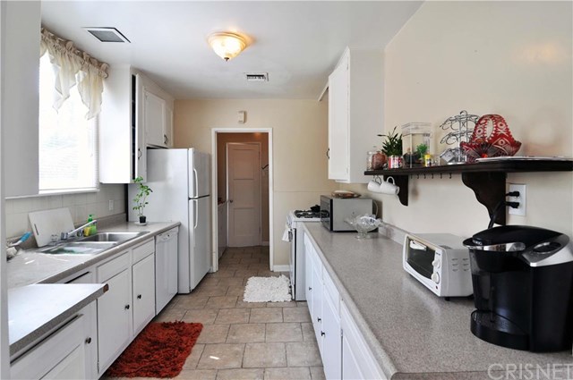 7811 Paso Robles Avenue, Lake Balboa, CA 91406