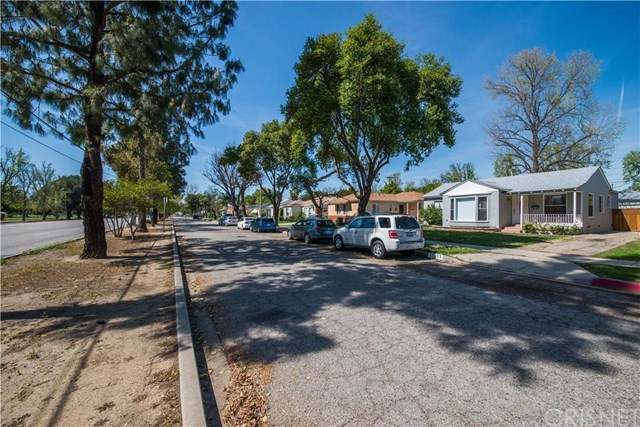 17523 Victory Boulevard, Lake Balboa, CA 91406