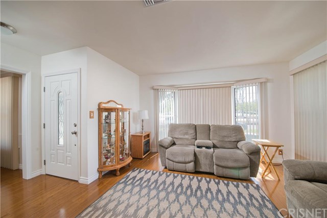 17523 Victory Boulevard, Lake Balboa, CA 91406
