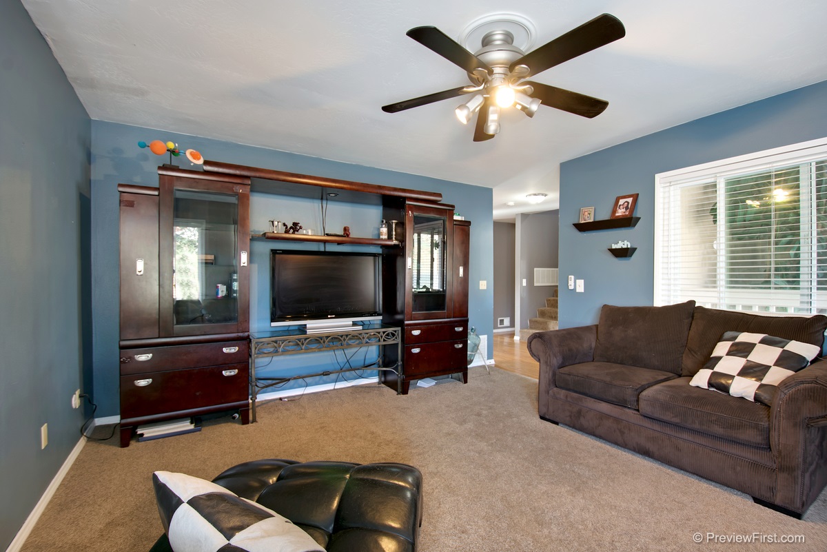 9608 Farmington Dr, Lakeside, CA 92040