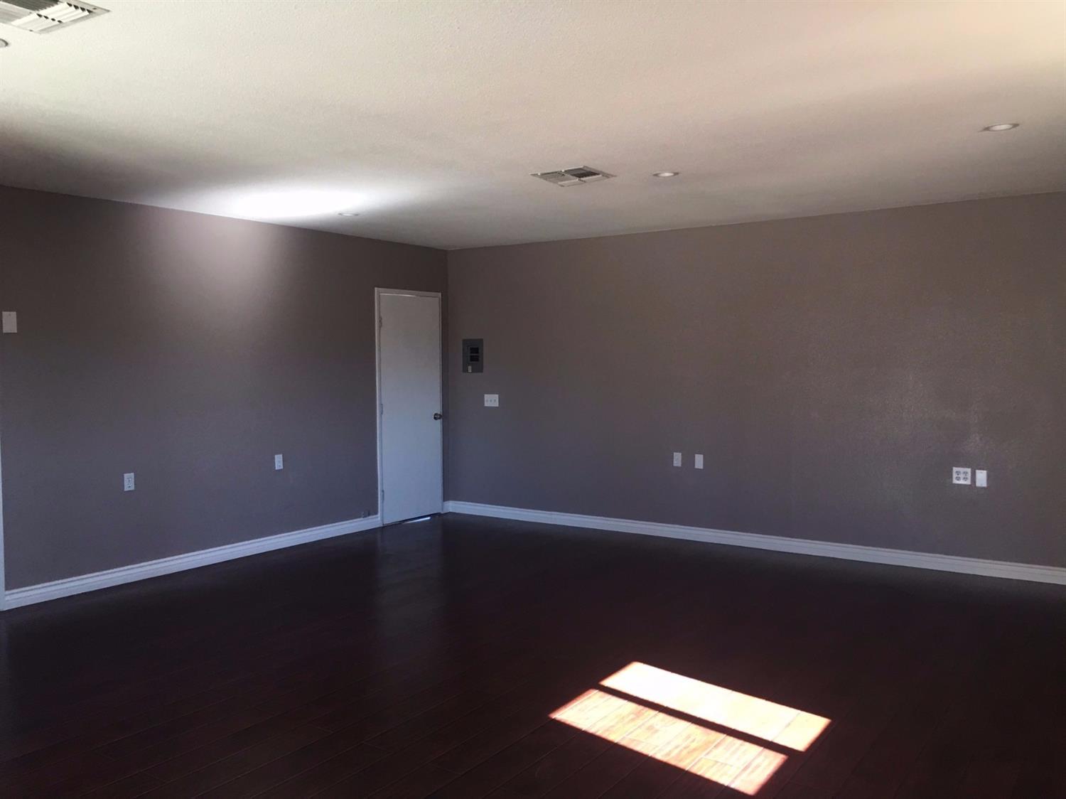 21011Lone Eagle Road, Apple Valley, CA 92308