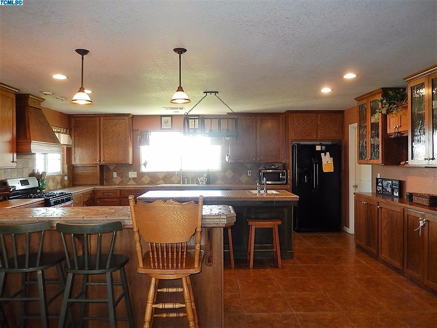 1898 West Chestnut Street, Exeter, CA 93221