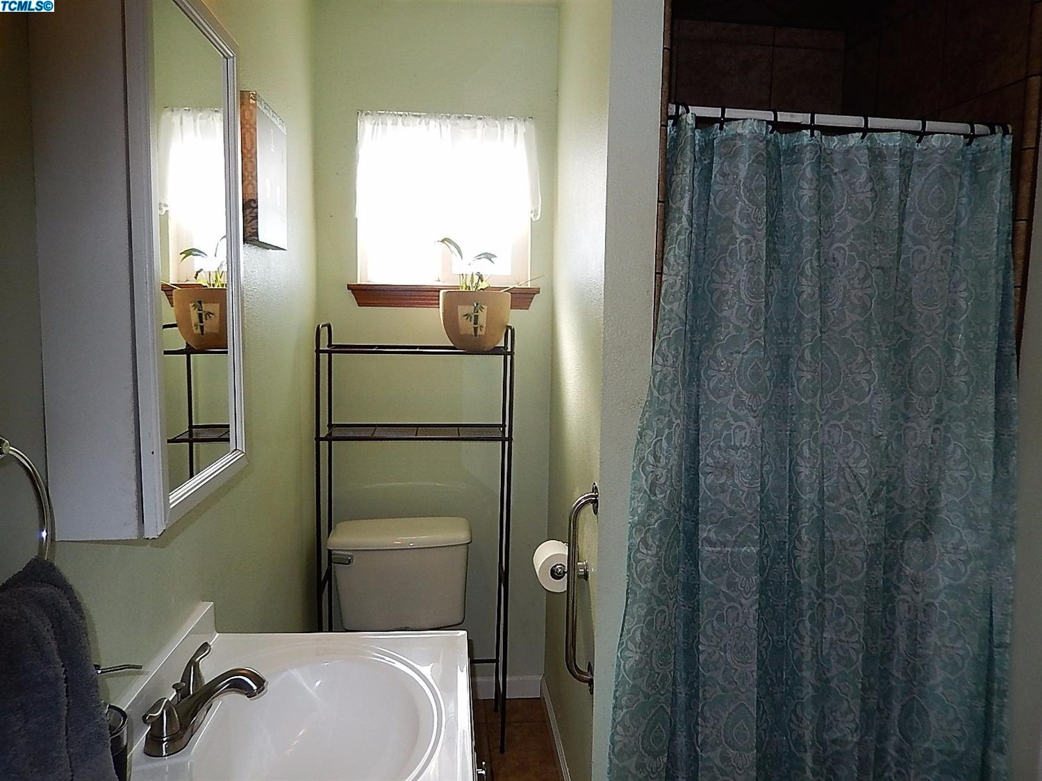 1898 West Chestnut Street, Exeter, CA 93221
