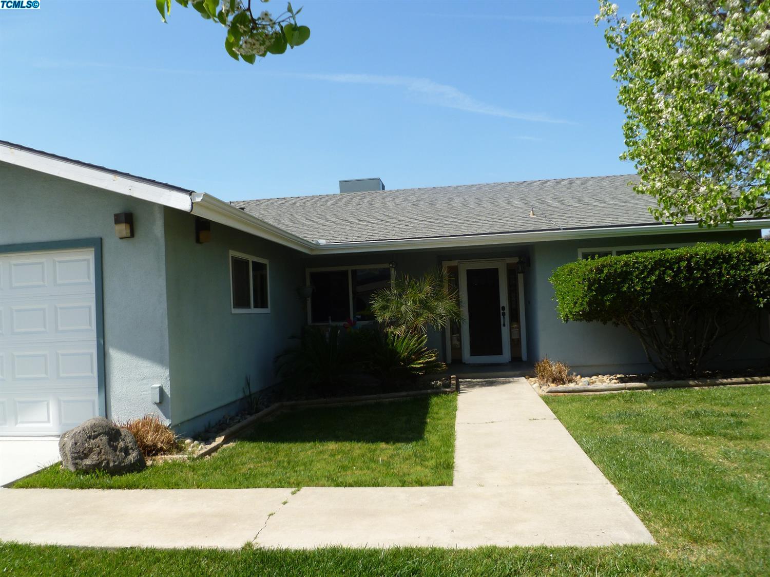445Kenwood Drive, Lemoore, CA 93245