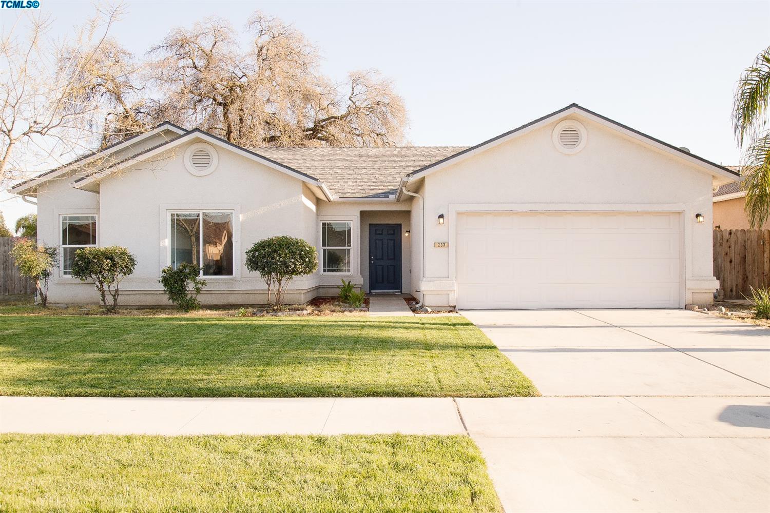 233 E Riverbend Ct, Visalia, CA 93291