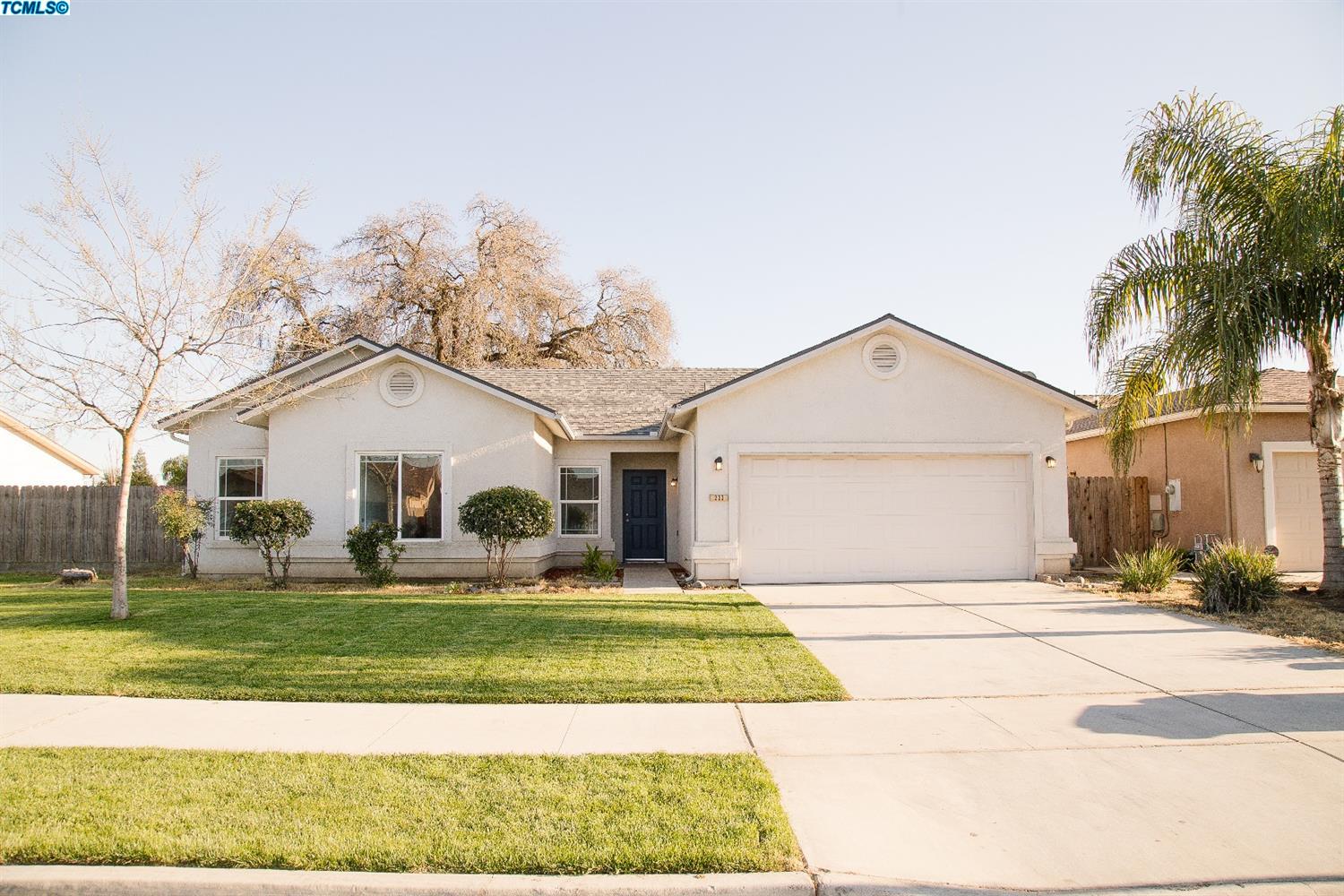 233 E Riverbend Ct, Visalia, CA 93291