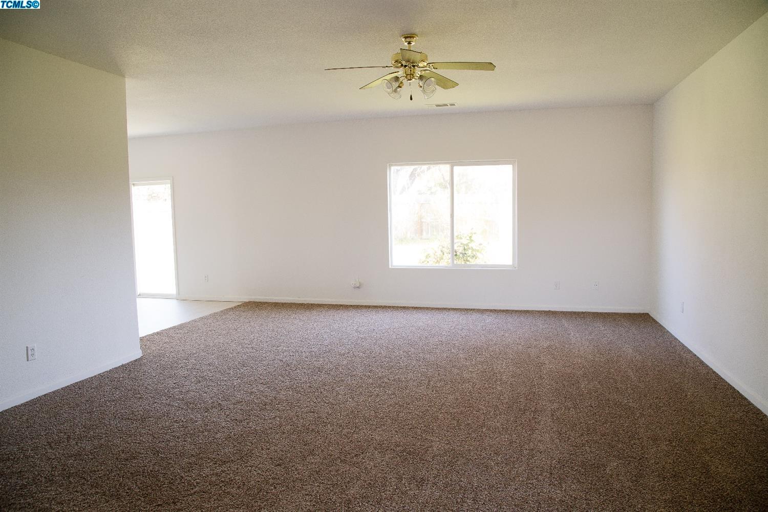233 E Riverbend Ct, Visalia, CA 93291
