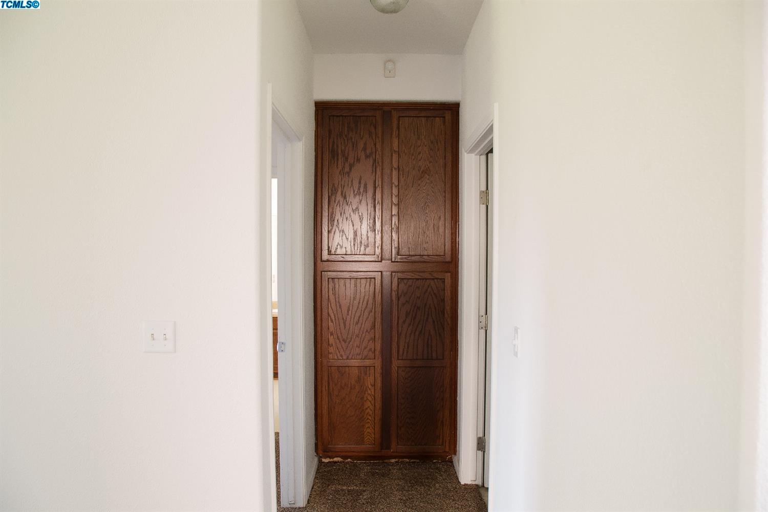 233 E Riverbend Ct, Visalia, CA 93291
