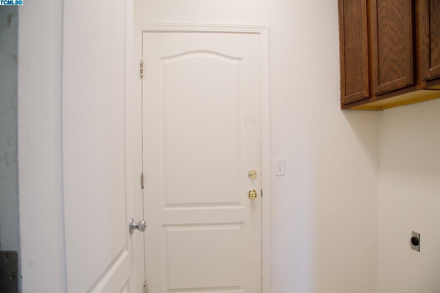 233 E Riverbend Ct, Visalia, CA 93291