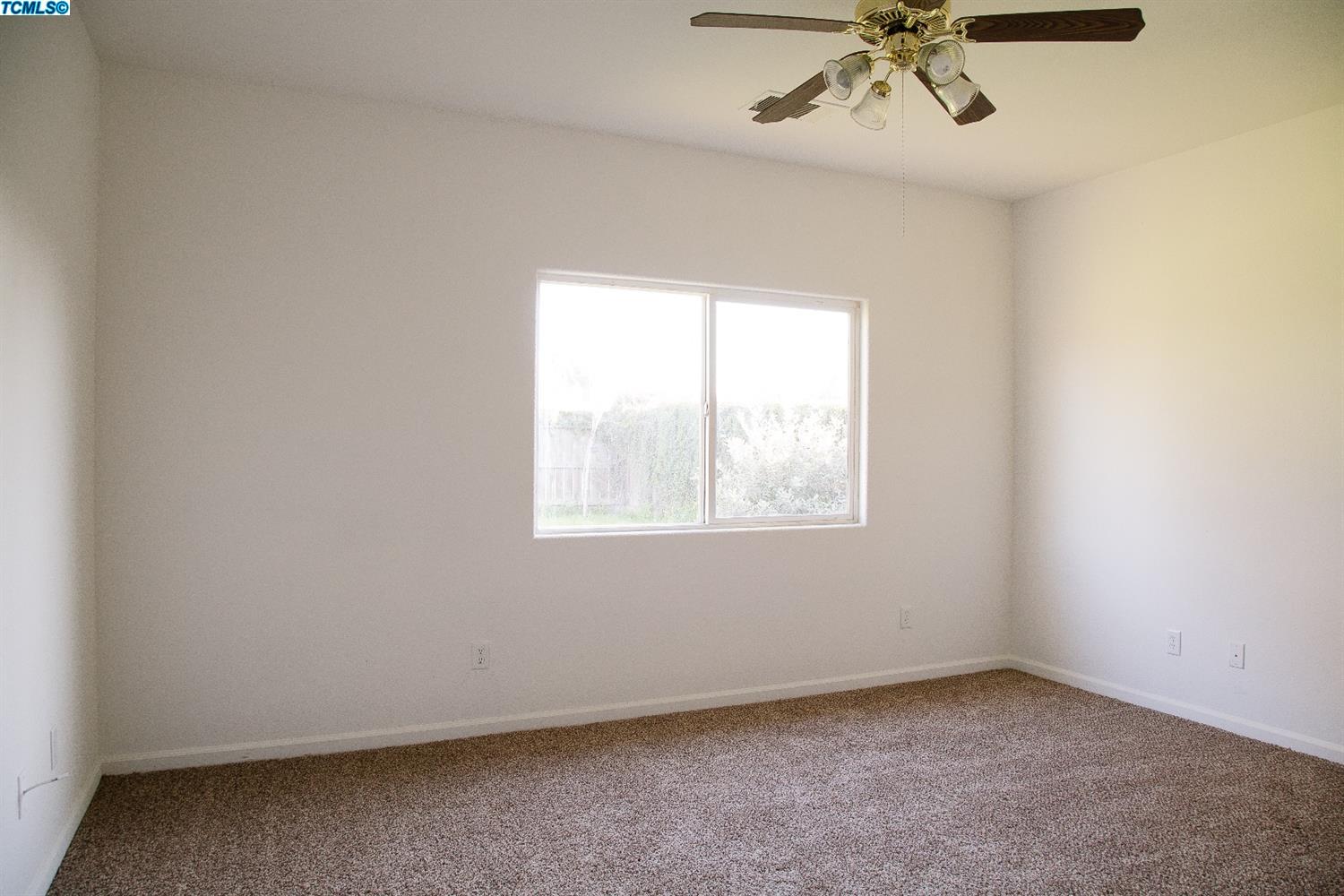 233 E Riverbend Ct, Visalia, CA 93291