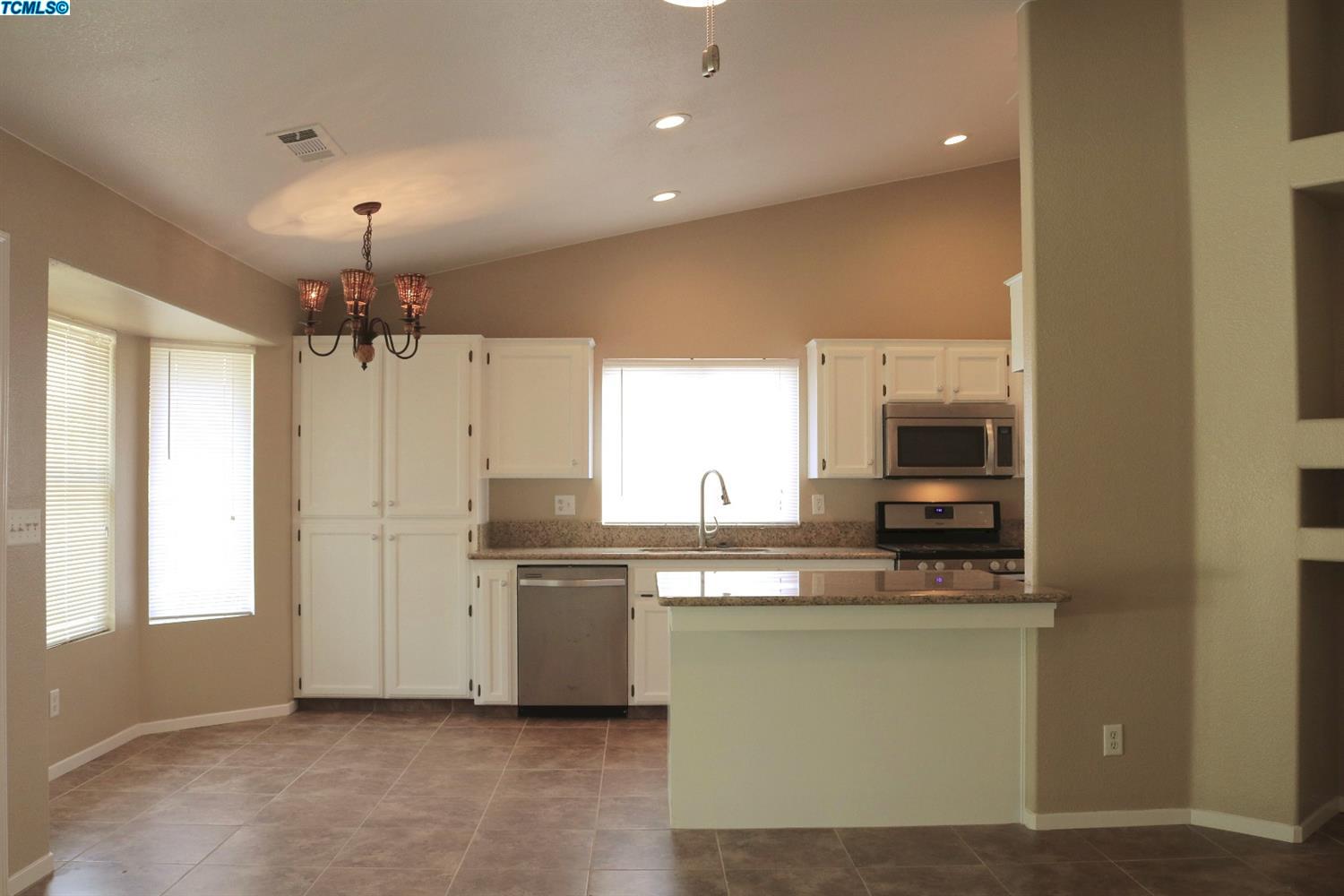 536 East Dove Court, Visalia, CA 93292