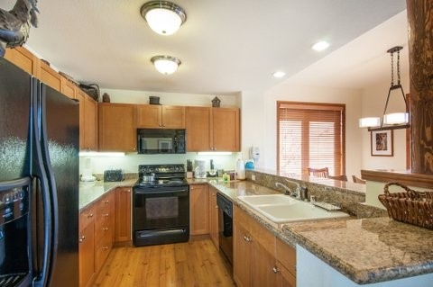 300 Juniper Springs Dr #102, Mammoth Lakes, CA 93546