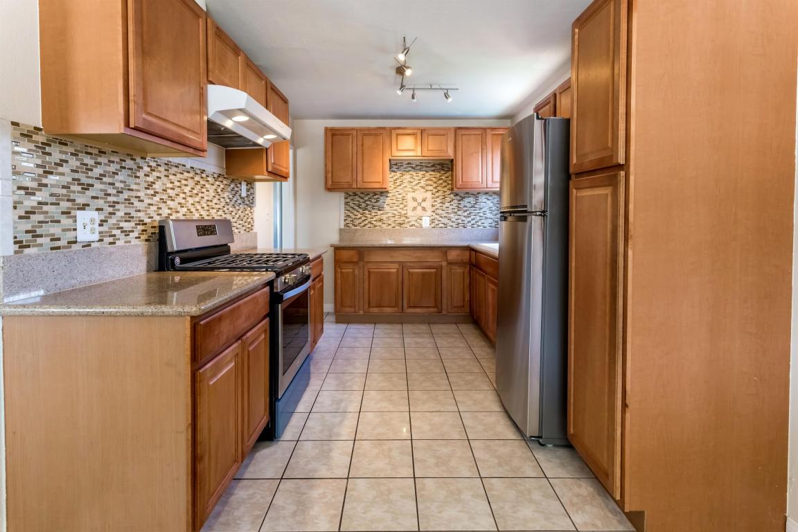 3302 E Avenue Q, Palmdale, CA 93550