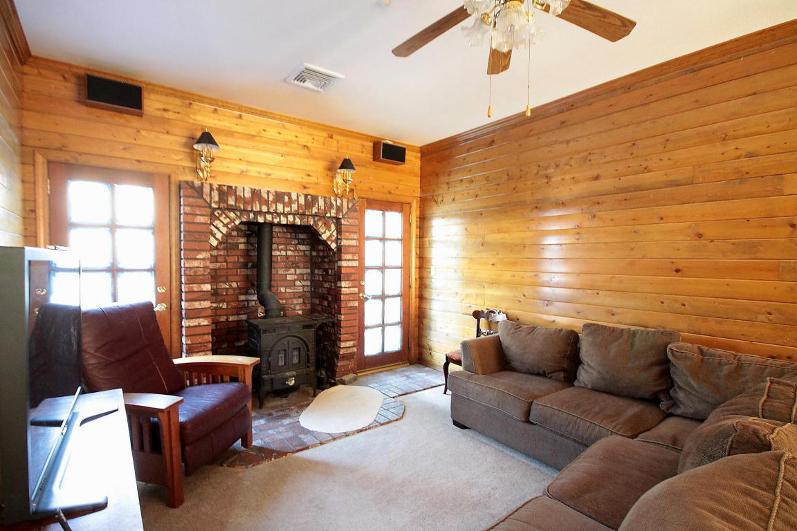 9851 Elizabeth Lake Road, Leona Valley, United States 93551