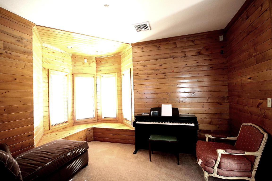 9851 Elizabeth Lake Road, Leona Valley, United States 93551
