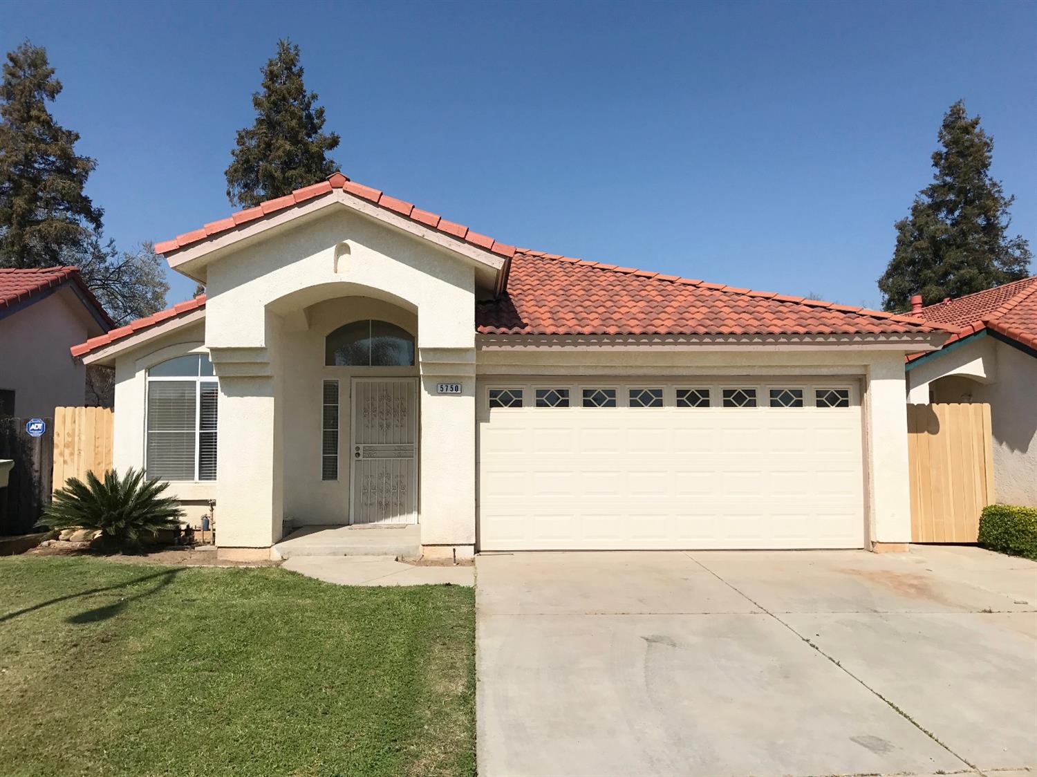 5750 E Vartikian Ave, Fresno, CA 93722