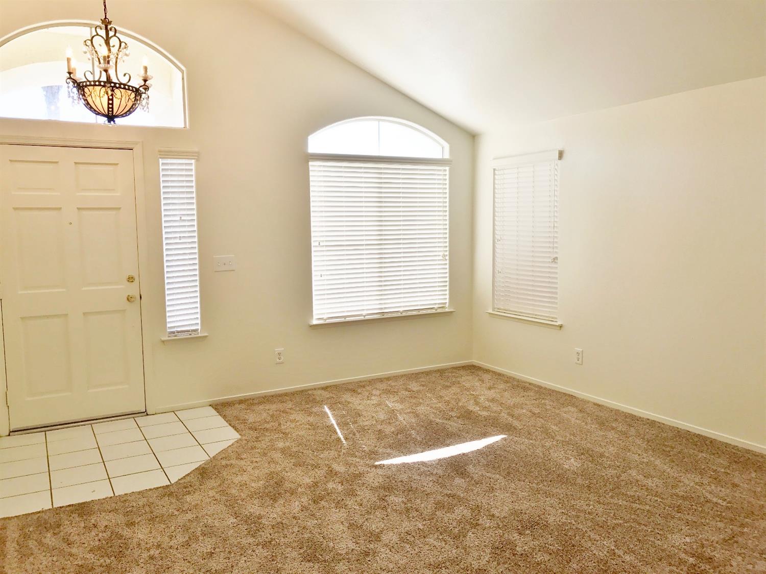 5750 E Vartikian Ave, Fresno, CA 93722