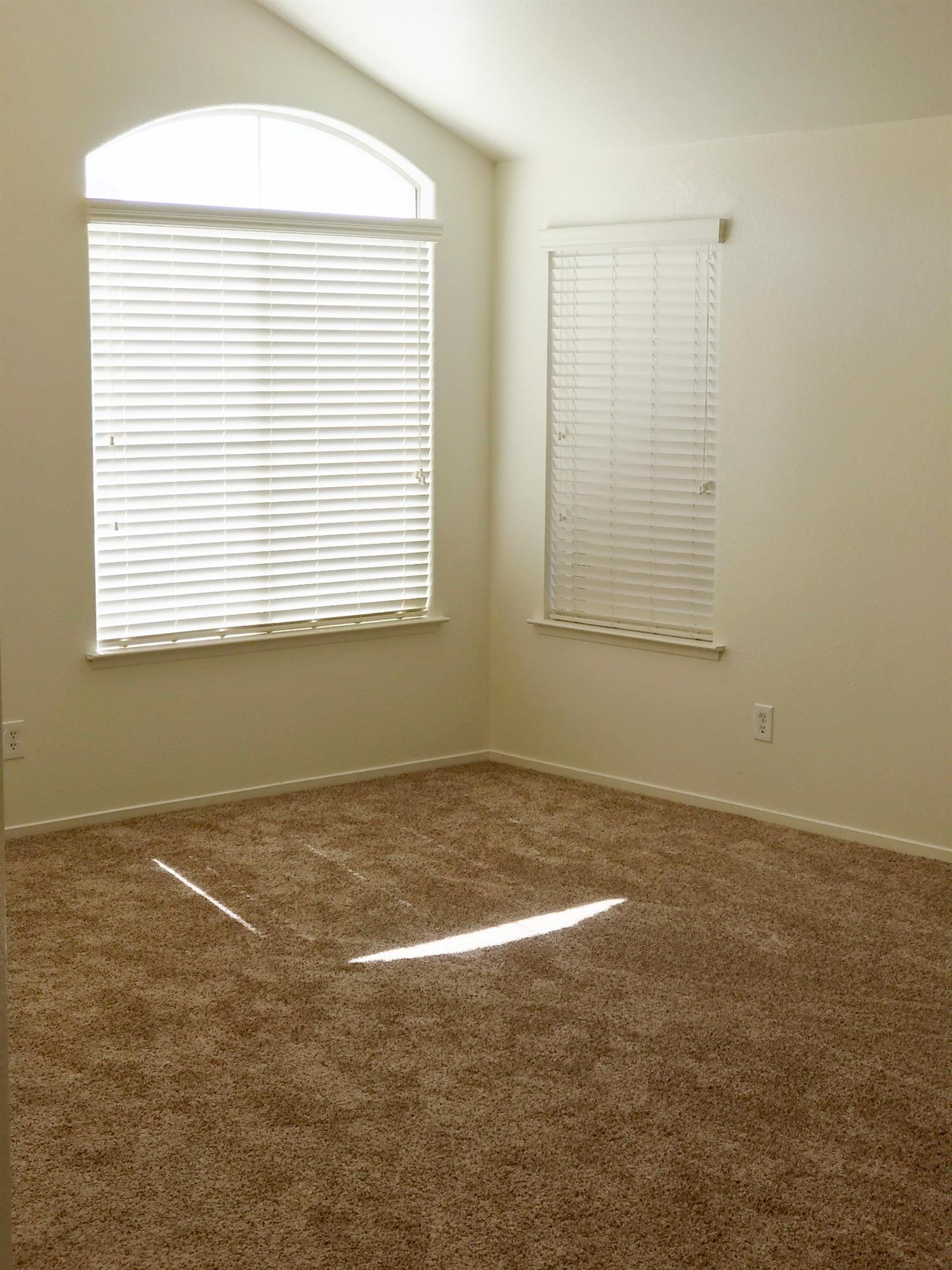 5750 E Vartikian Ave, Fresno, CA 93722