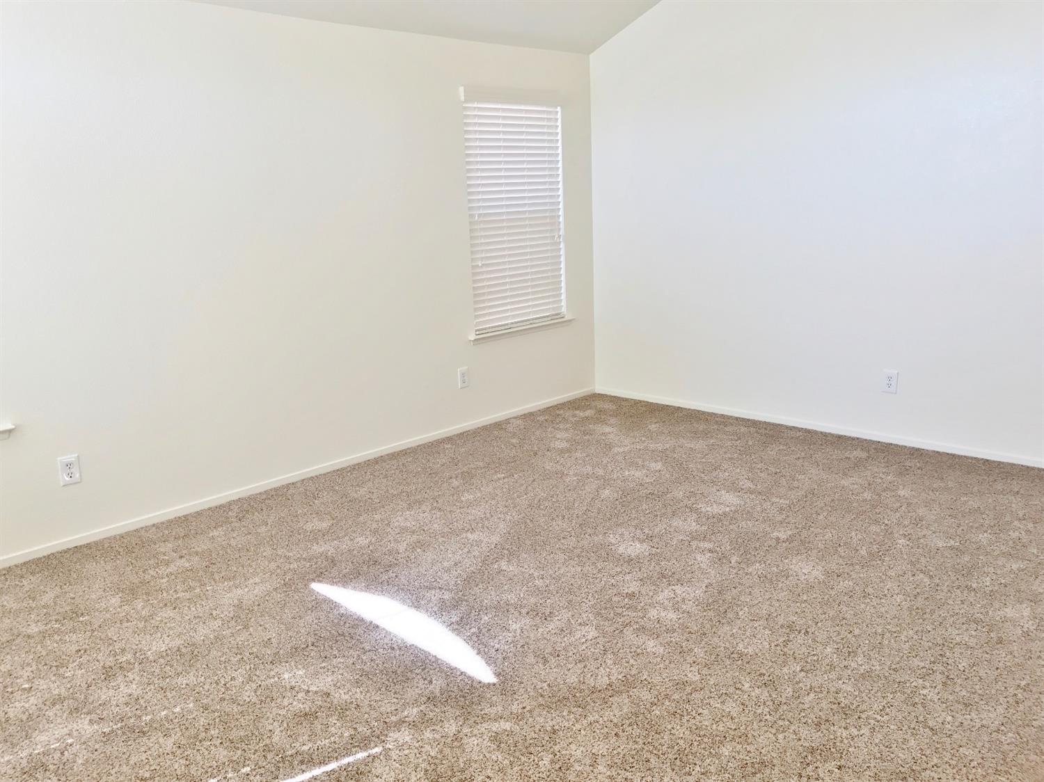 5750 E Vartikian Ave, Fresno, CA 93722