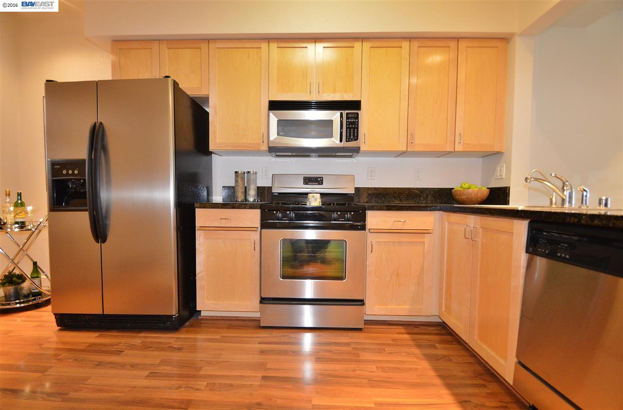 1502 BRUNSWIG LN, Emeryville, CA 94608