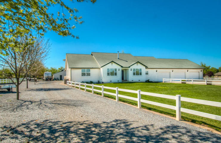 19865 Holstein Ln, Redding, CA 96002