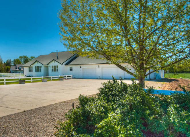 19865 Holstein Ln, Redding, CA 96002