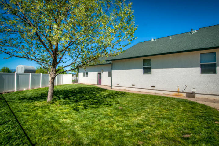 19865 Holstein Ln, Redding, CA 96002