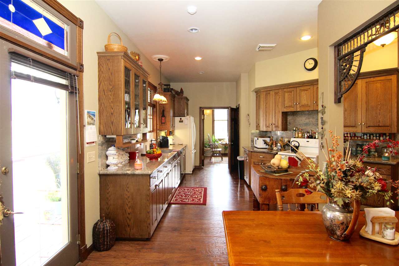 9512 N Old Stage Rd, Weed, CA 96094