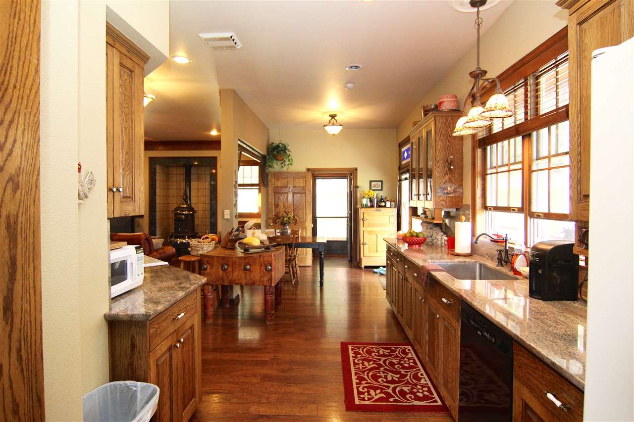 9512 N Old Stage Rd, Weed, CA 96094