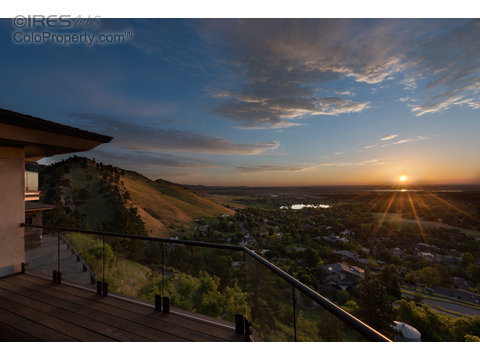 19 Arrowleaf Ct, Boulder, CO 80304