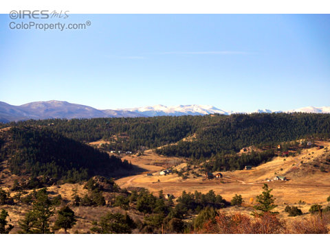 302 Simoncrest Dr, Livermore, CO 80536