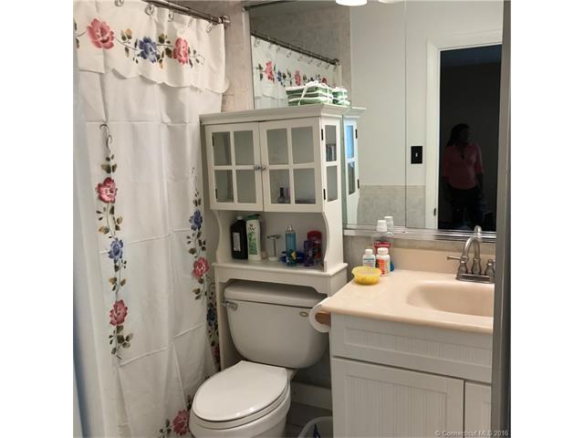 133 Sutton Pl, Bloomfield, CT 06002