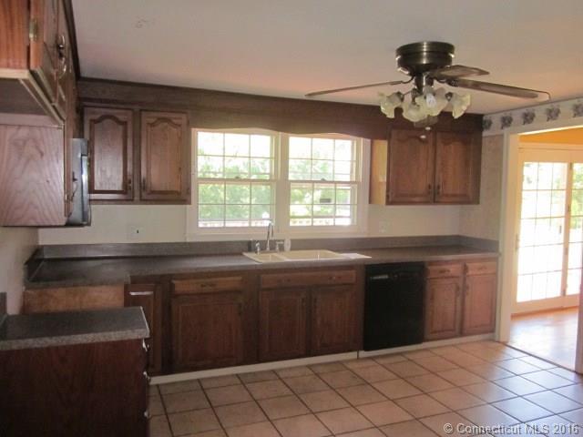 15Downing Cir, Bloomfield, CT 06002