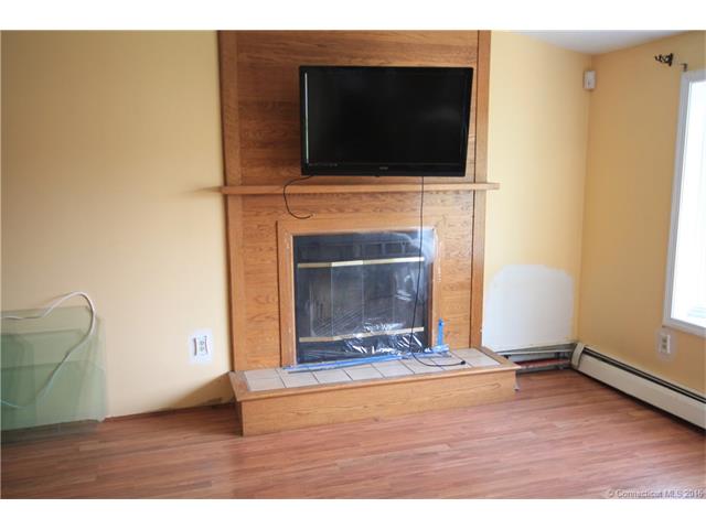 21 Christine Cir, Bloomfield, CT 06002