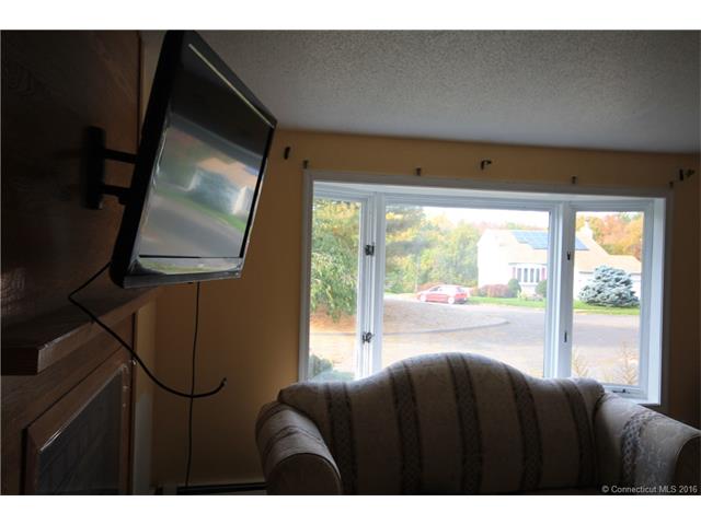 21 Christine Cir, Bloomfield, CT 06002