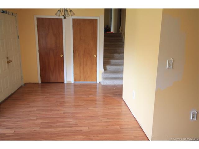 21 Christine Cir, Bloomfield, CT 06002
