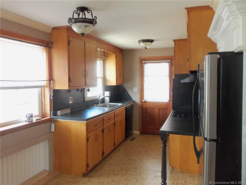 31 Barnes St, Bristol, CT 06010