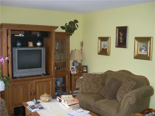 1Abbott Rd #11, Ellington, CT 06029