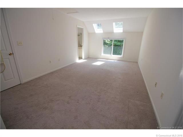 10 Farmington Meadow Dr, Farmington, CT 06032
