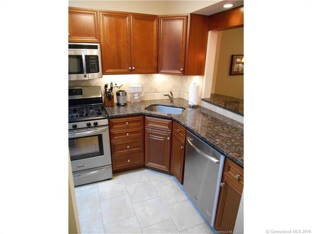 11 Evergreen Trl, Farmington, CT 06032