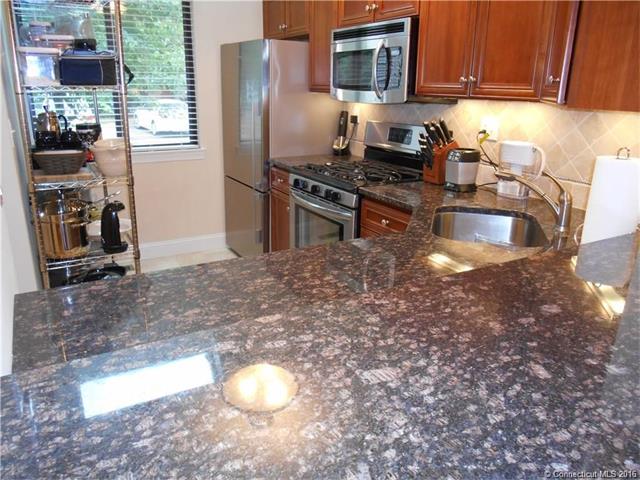 11 Evergreen Trl, Farmington, CT 06032
