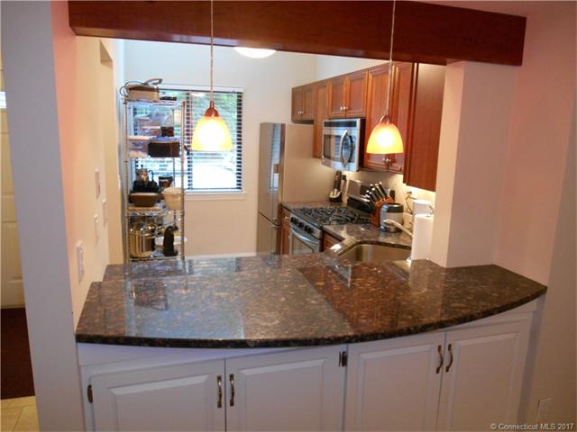11 Evergreen Trl, Farmington, CT 06032