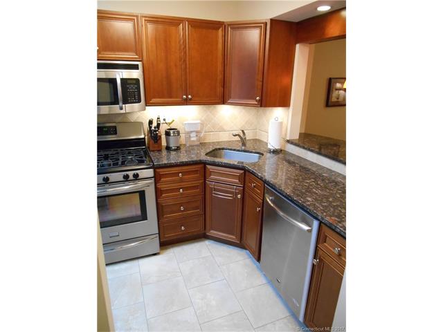 11 Evergreen Trl, Farmington, CT 06032