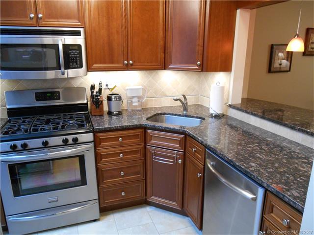 11 Evergreen Trl, Farmington, CT 06032